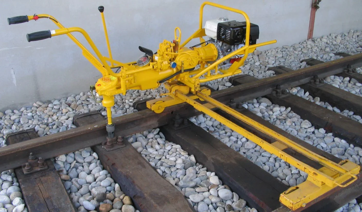 PRECISION COACH SCREWING MACHINE